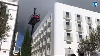 Revuelo en el centro de Ibiza al ver un coche por el aire