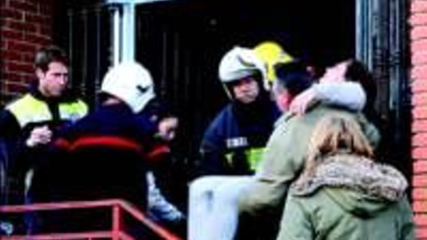 Un incendio calcina el salón de una vivienda