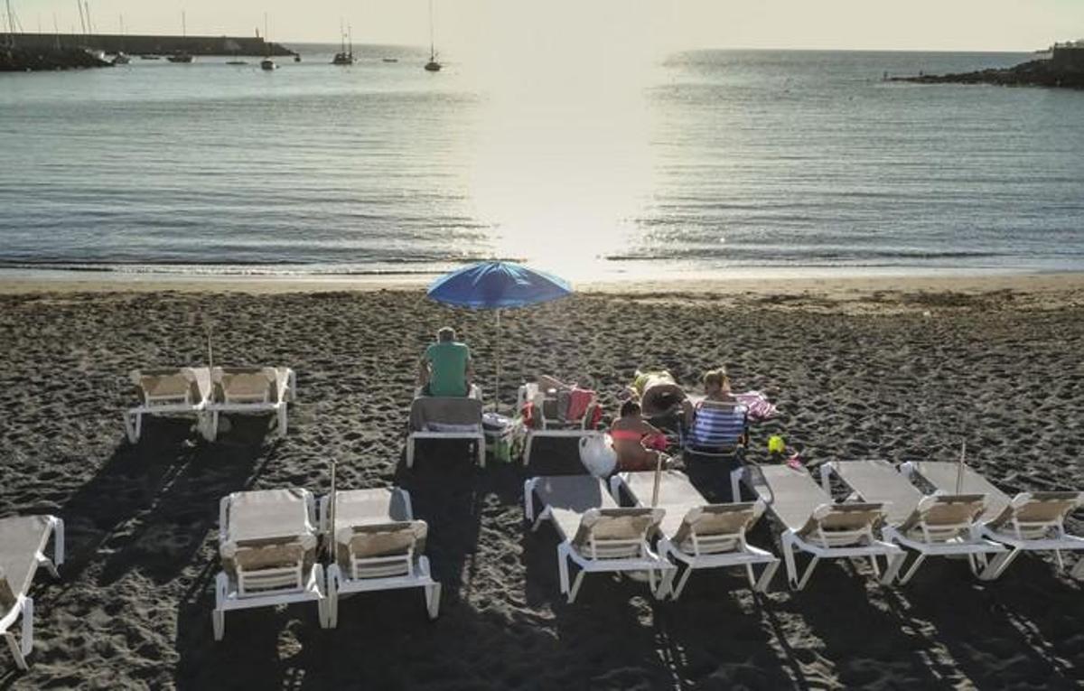 ARGUINEGUIN. Calor en la playa de Arguineguín  | 09/05/2019 | Fotógrafo: José Pérez Curbelo