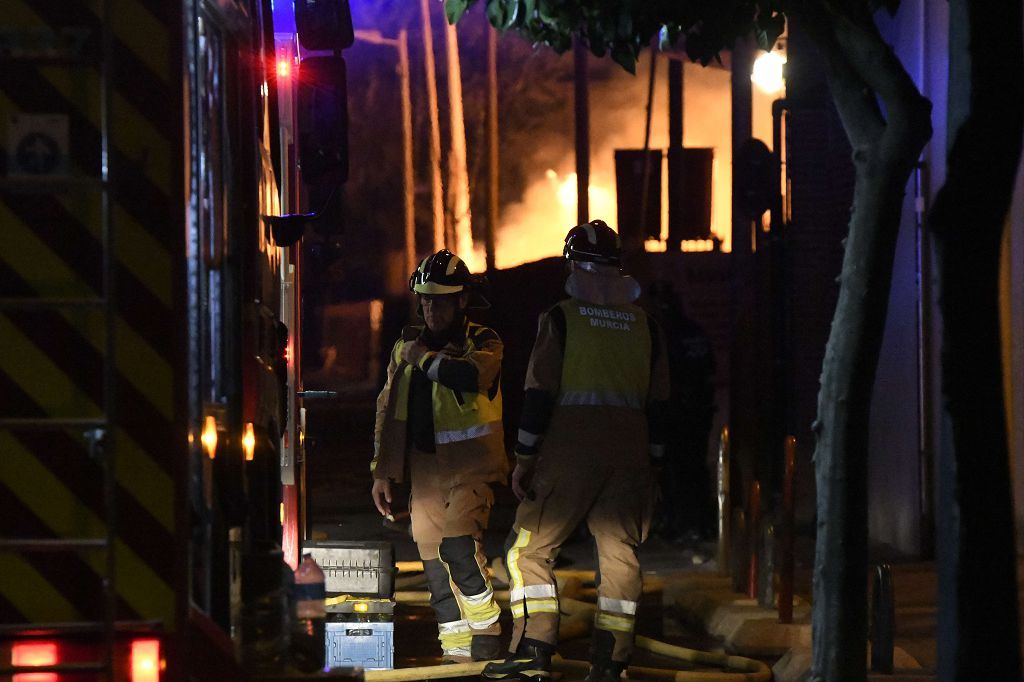 Estas son las imágenes que el aparatoso incendio de Puente Tocinos ha dejado este sábado