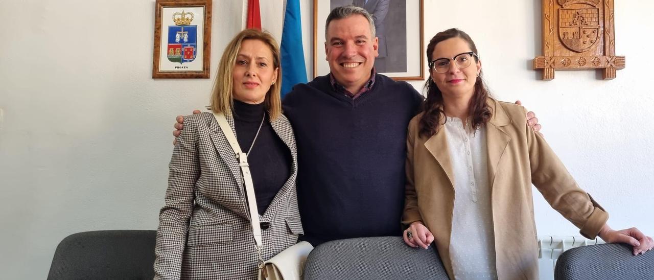 Fernando Figaredo, nuevo alcalde de Proaza, junto a sus dos concejalas, tras la moción de censura de esta mañana