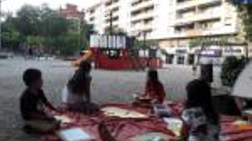 La lectura a la fresca arriba als jardins de les Pedreres i a la plaça del carrer del Pou Rodó