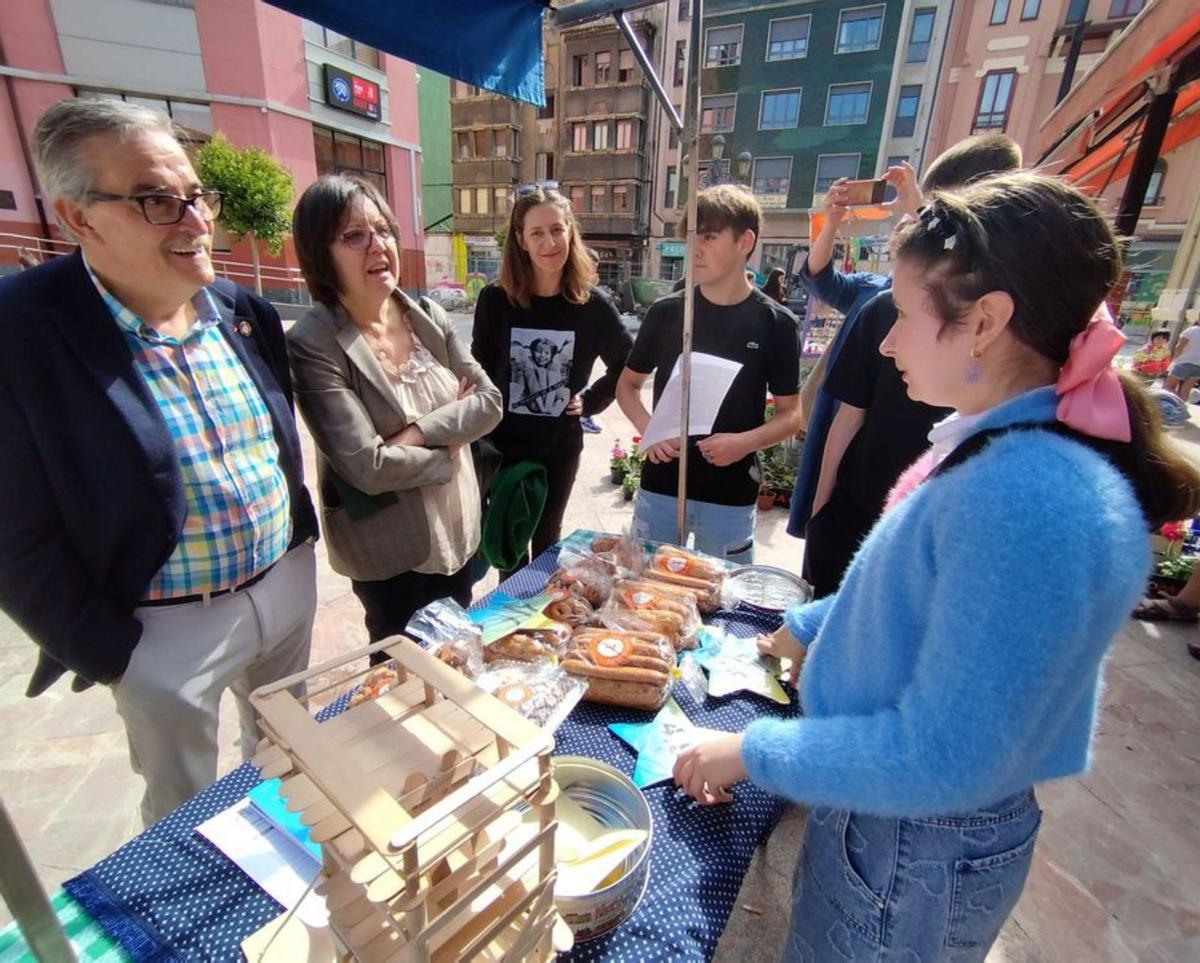 Aníbal Vázquez y Marta Pérez, en el mercado celebrado en Mieres.