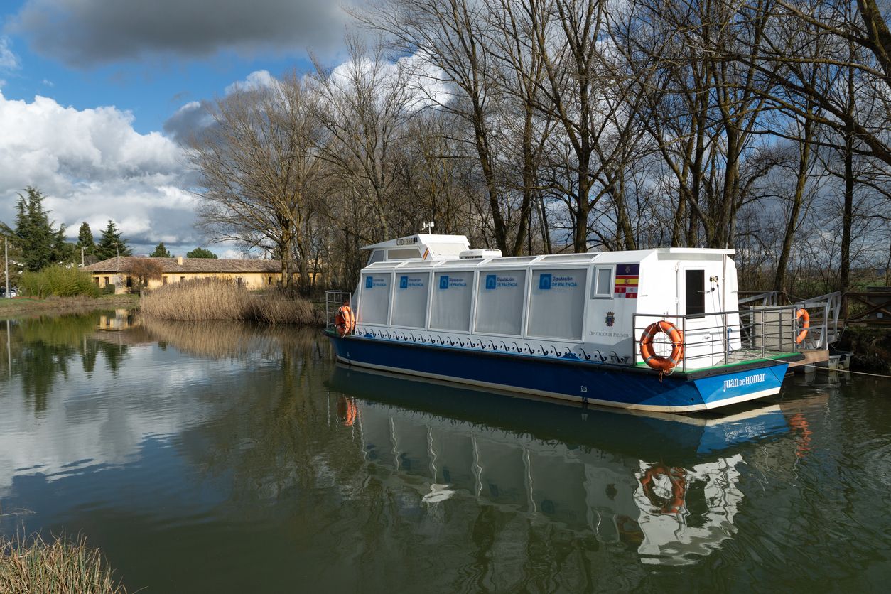 El barco Juan de Homar atraviesa los canales que atraviesan Frómista
