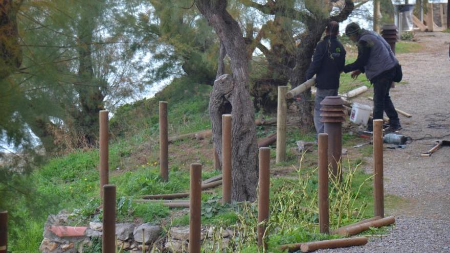 La barana protegeix els vianants de caure a les roques.