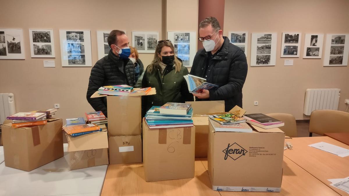 La alcaldesa de Aspariegos recibe los fondos bibliográficos donados por la Diputación de Zamora.