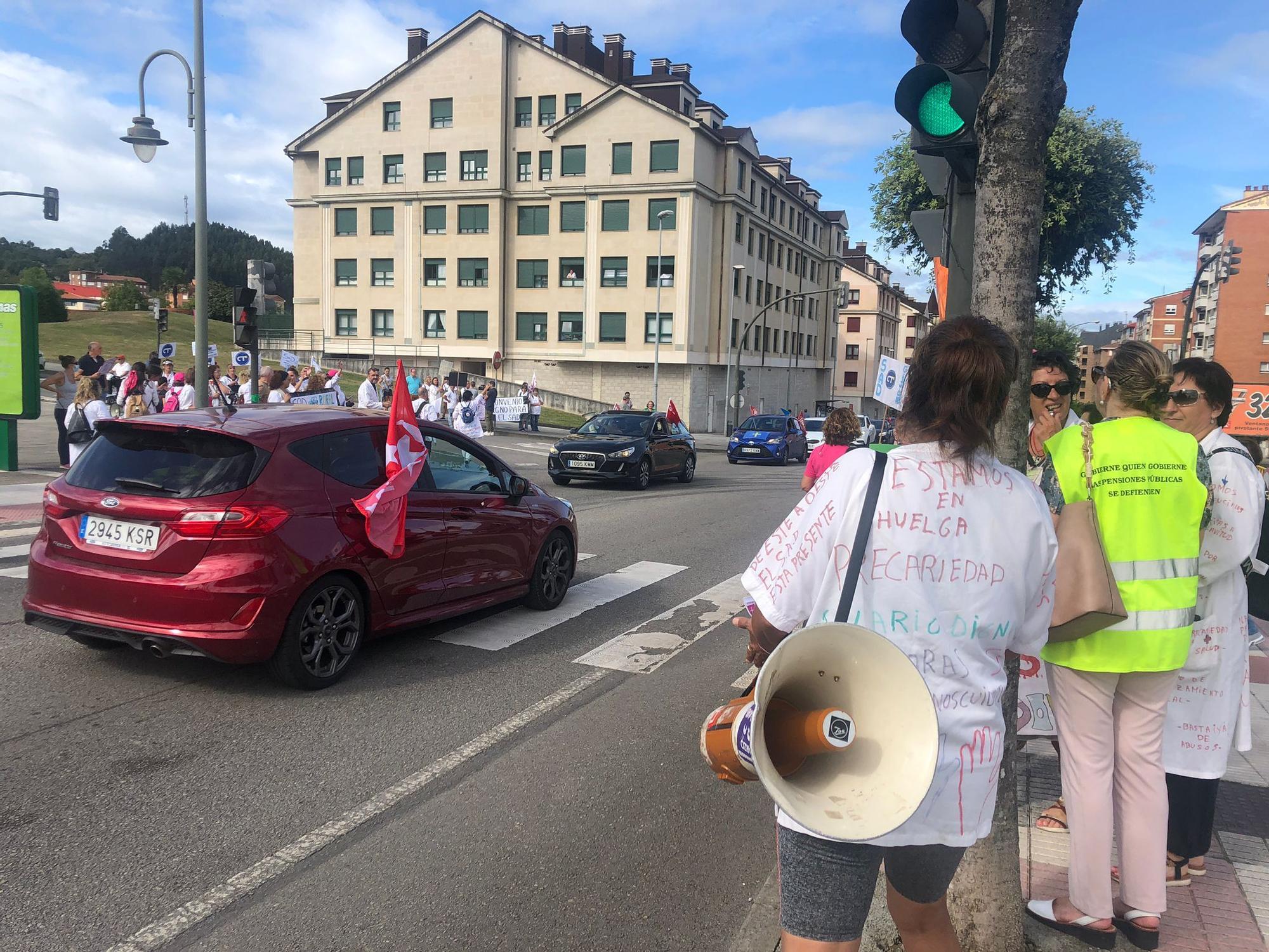 En imágenes: Sindicatos y trabajadoras de ayuda a domicilio protagonizan el inicio del Día de Asturias en Corvera