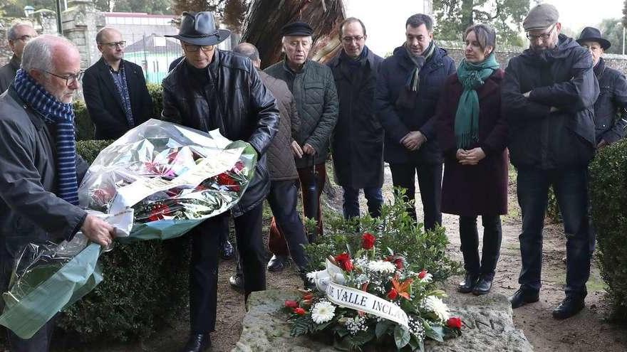 José Juan Durán, a la izquierda, en la ofrenda floral en la tumba de Ramón del Valle Inclán. // Xoán Álvarez