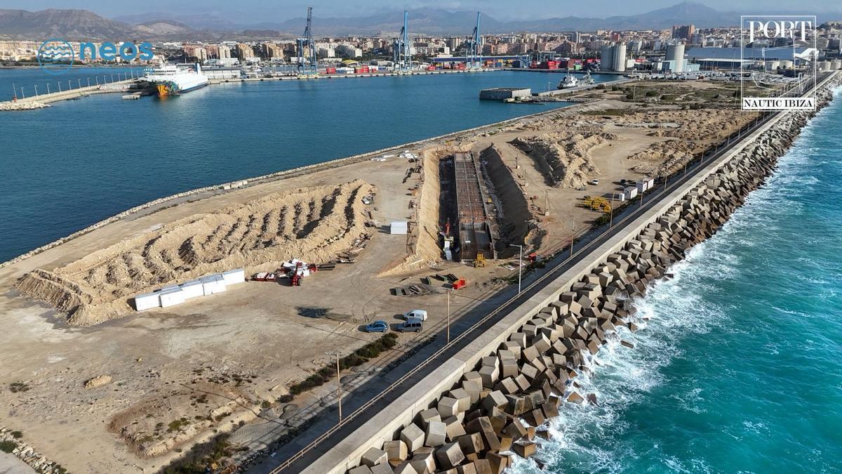 El dic flotant del Port Nàutic a Alacant.