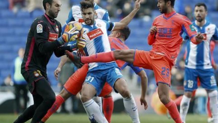 El porter de l&#039;Espanyol, Diego López, atrapa la pilota davant Alberto Bueno, del Granada.