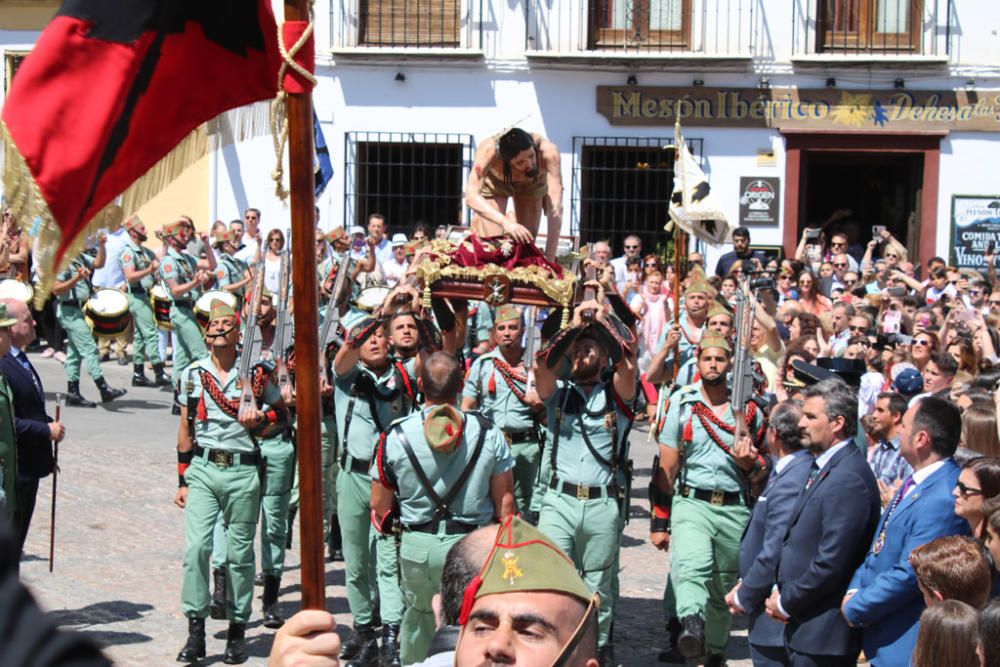 Entre una multitud de devotos se ha iniciado el Miércoles Santo de Antequera, en el que el Tercio Gran Capitán 1º de la Legión de Melilla ha realizado el ya traslado del Señor del Mayor Dolor