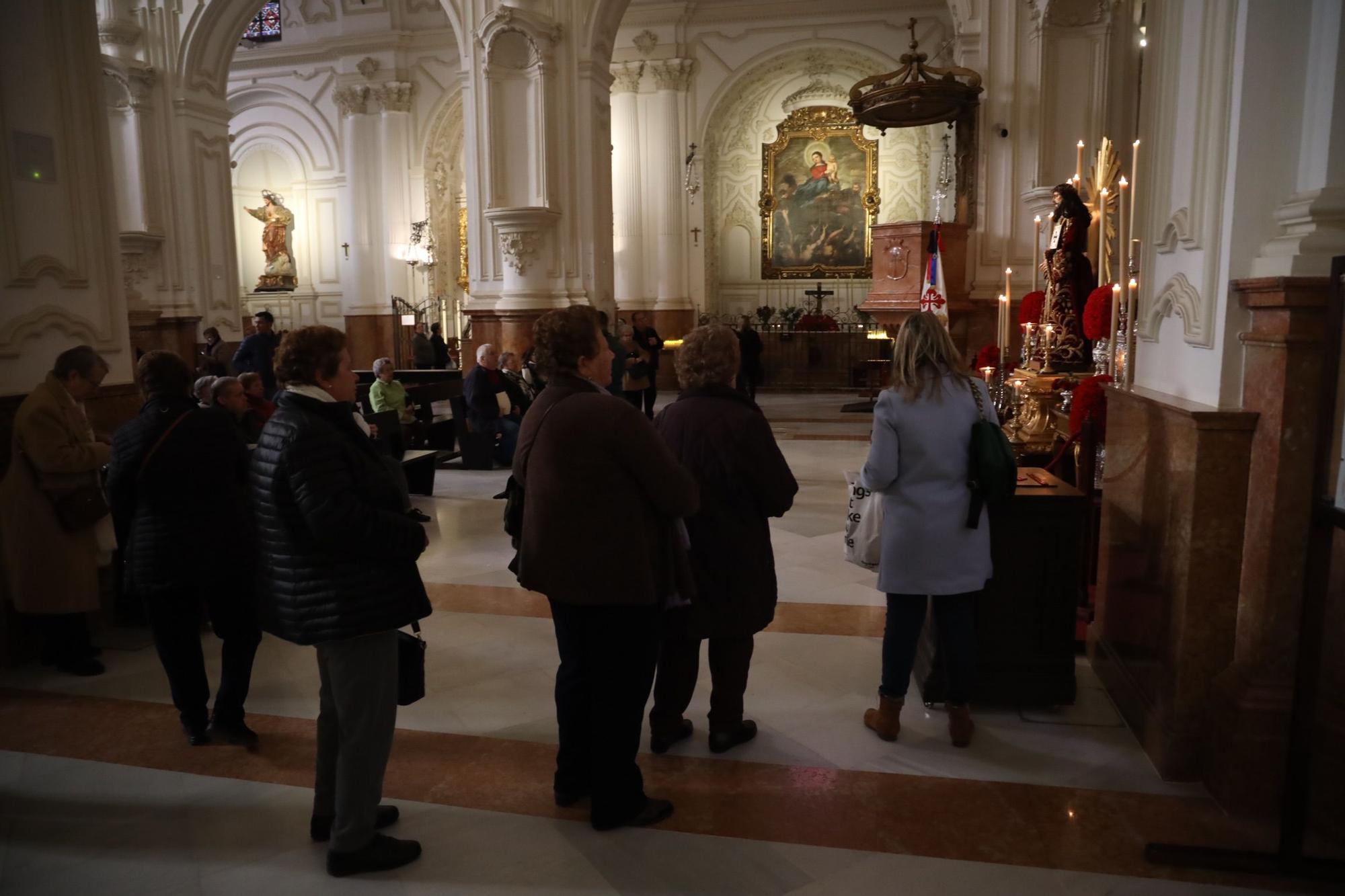 Colas en Santiago por la devoción por el Cristo de Medinaceli