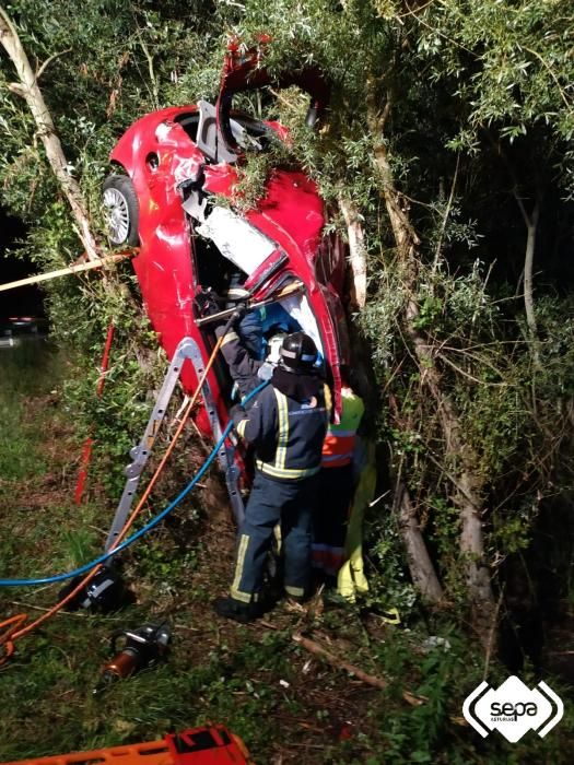 Herida una joven en Siero tras quedar su coche colgando de un árbol al salirse de la vía