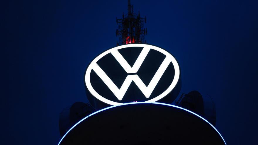 El logo de Volkswagen luce en la TVW Tower de Hanover