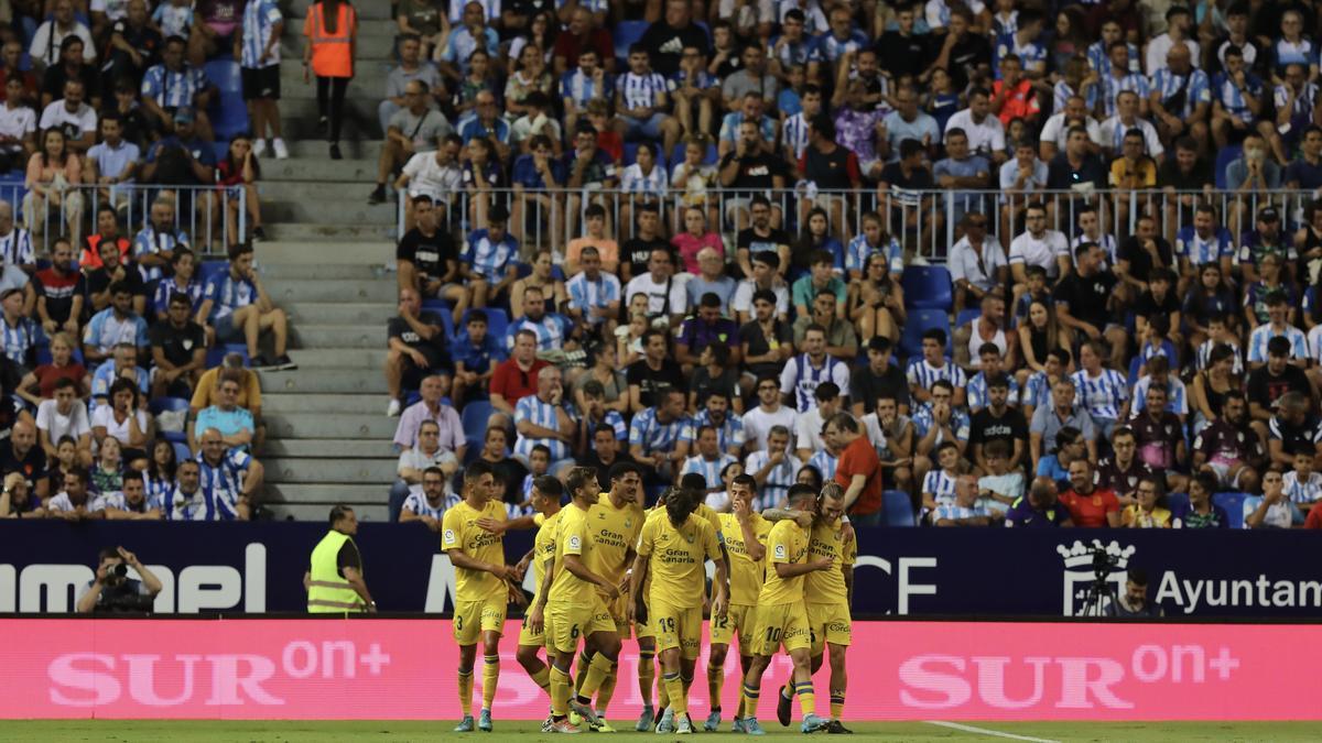 Los jugadores de la UD celebran uno de sus cuatro goles en La Rosaleda.