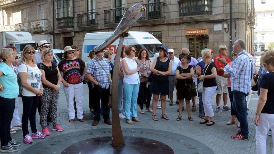 Un grupo de turistas conoce la historia del loro Ravachol durante su visita a la ciudad de Pontevedra. // Rafa Vázquez