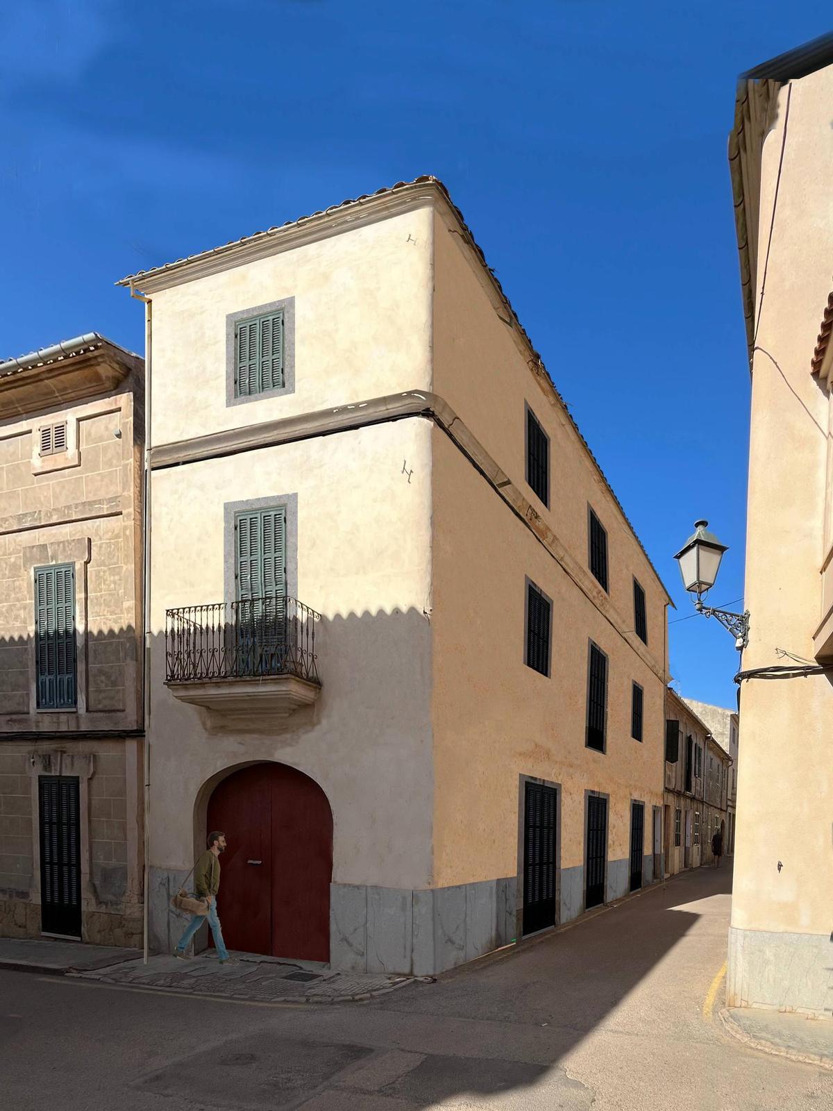 Imagen del edificio de la antigua Cámara Agraria de Sant  Joan que albergará las futuras viviendas.