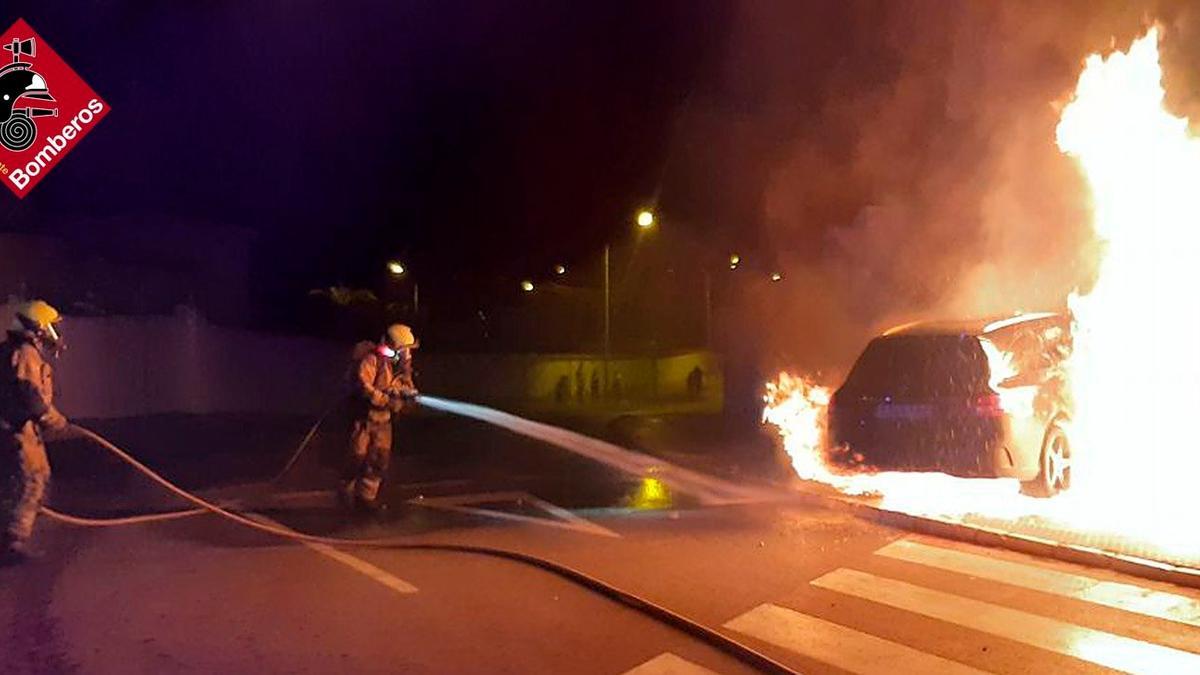 Golpea su vehículo en la entrada al garaje de su chalet en Rojales y se incendia