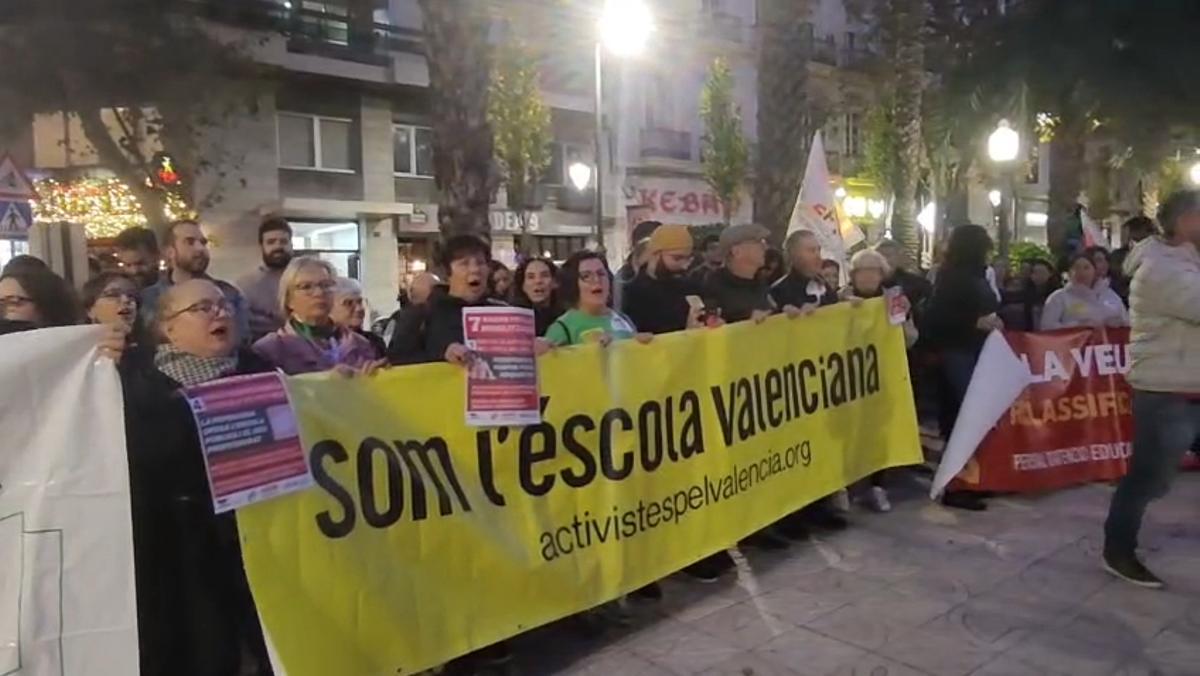 Los docentes se echan a la calle en Alicante "por una educación pública de calidad" y salarios dignos