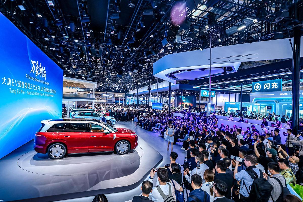 El expositor de BYD en el salón del auto de Pekín