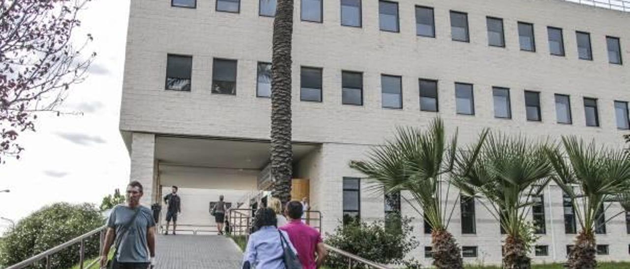 Sanidad ataja el enchufismo en el Hospital Vega Baja y bloquea el«bolsín» de trabajo