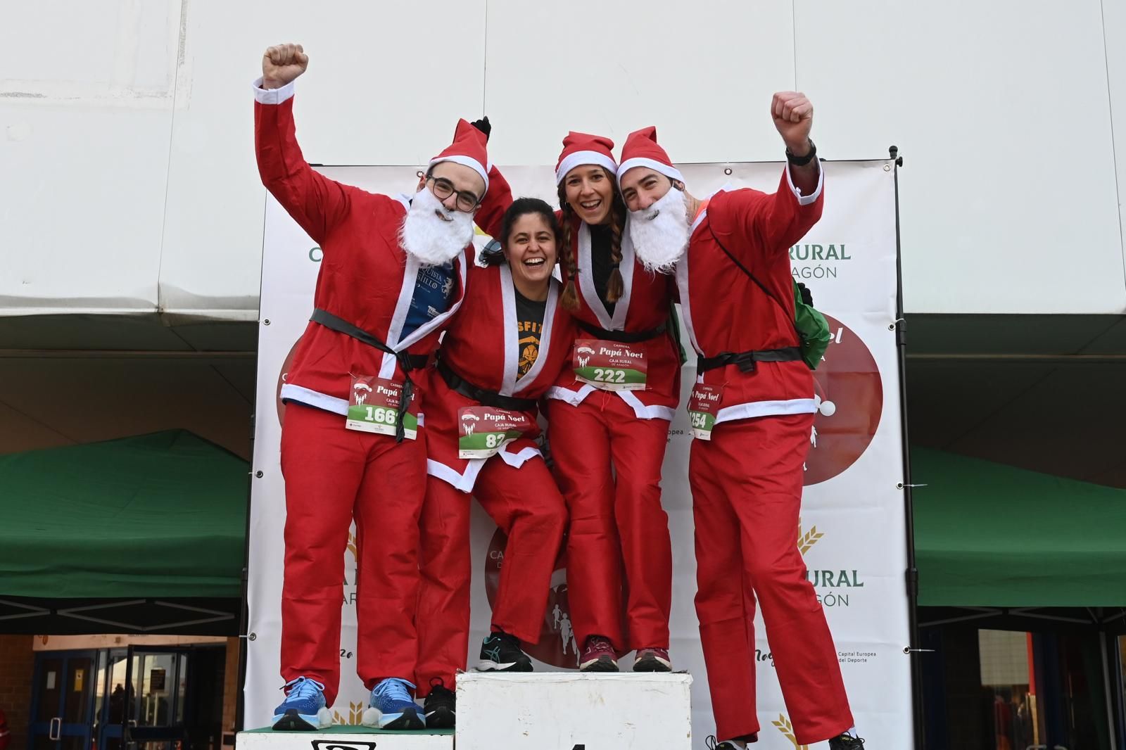 En imágenes | Tres mil Papá Noel invaden Zaragoza a la carrera