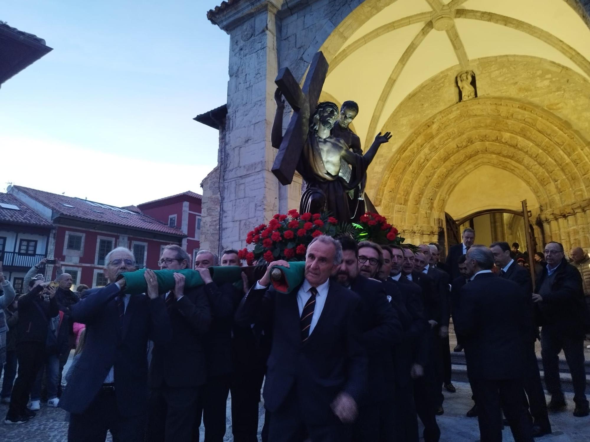 El Cirineo, La Magdalena y La Dolorosa procesionan por las calles de Llanes durante el Vía Crucis del Miércoles Santo