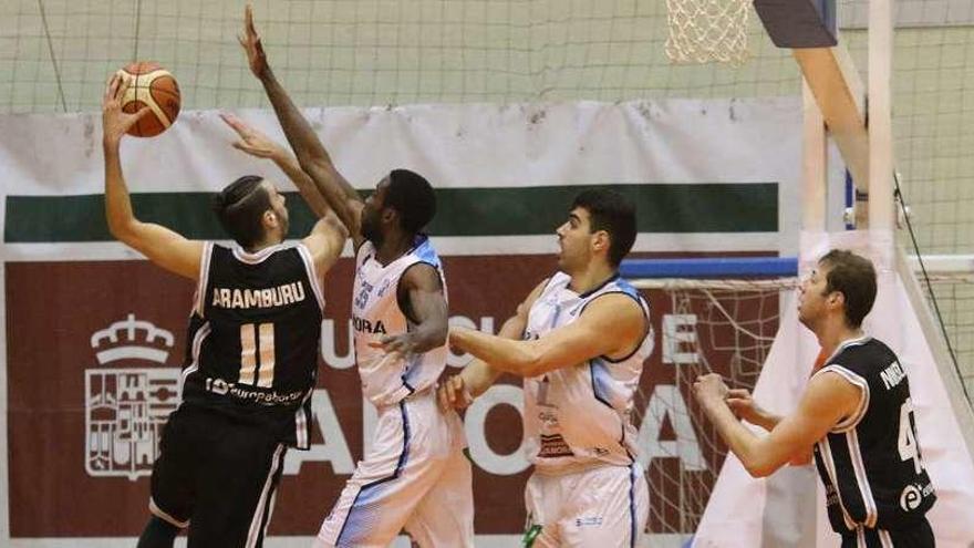 Kody e Iza, en el partido de la pasada semana contra Lucentum Alicante.