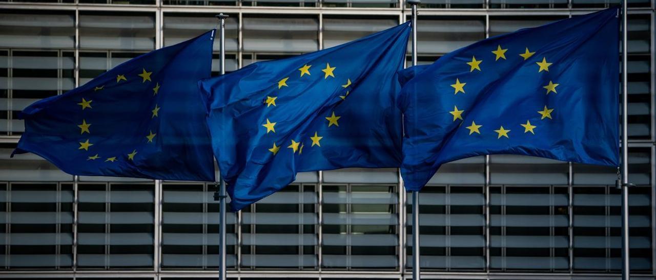 Banderas de la UE en la sede de la Comisión Europea en Bruselas.