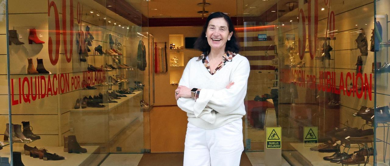 Teresa Escobar, frente a la tienda