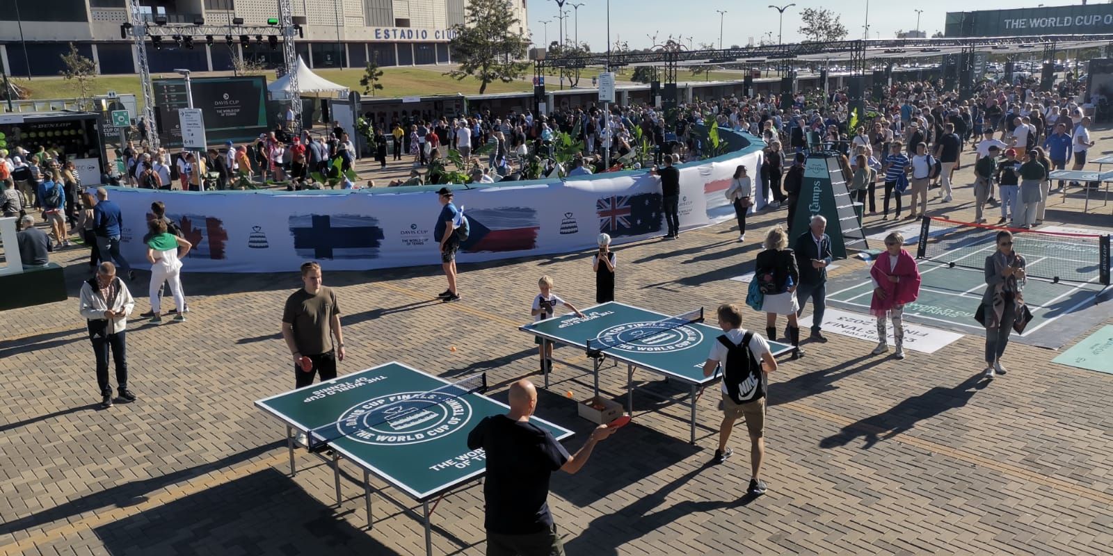 Ambiente en la fan zone de las Finales de la Copa Davis de 2023, en el primer día de competición.