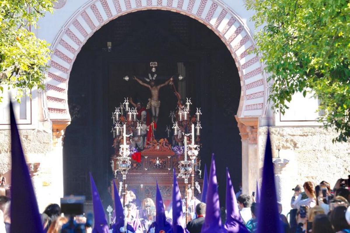 La noche culmina un Martes Santo primaveral e histórico