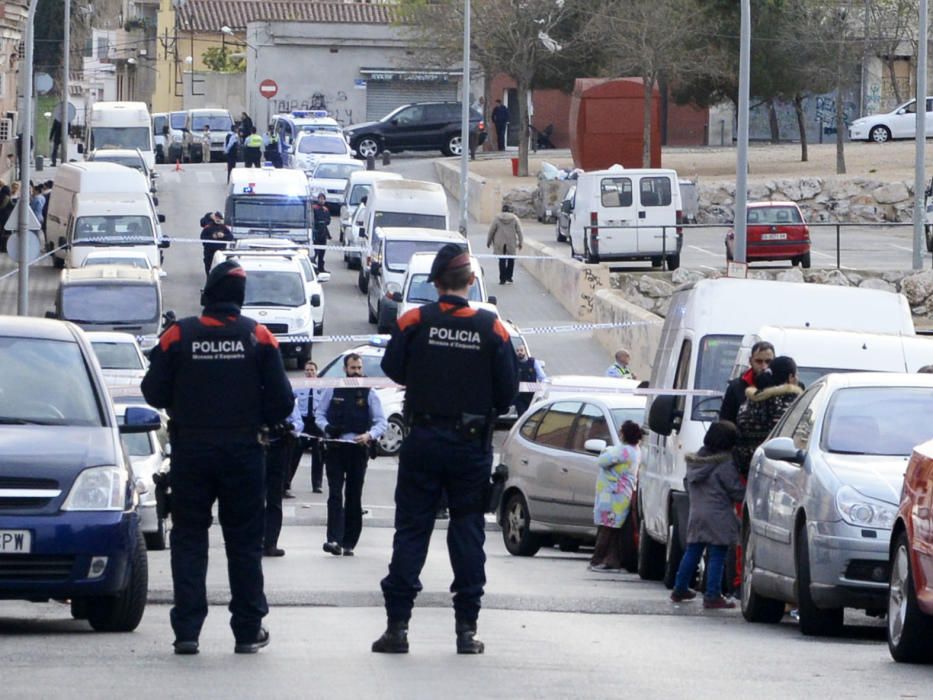 Desplegament policial al barri de Sant Joan per trobar els autors dels trets