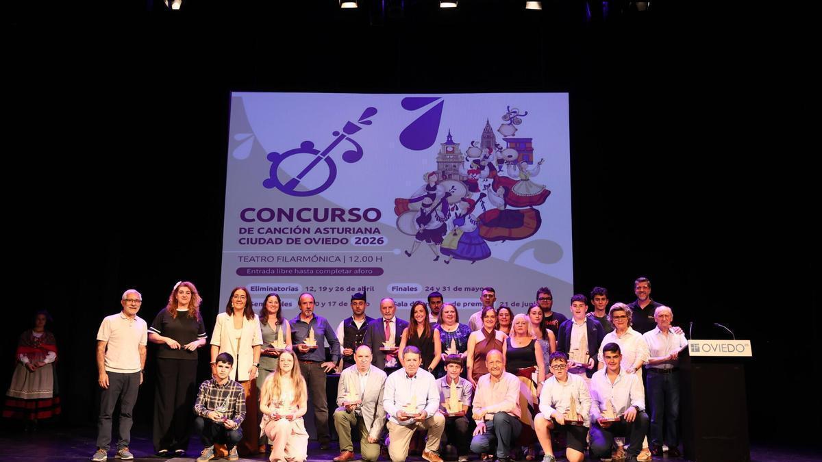 Arriba, por la izquierda, Gaspar Llamazares, Mónica Vega, Covadonga Díaz, Cristina Sánchez, César González, Diego Lobo, José García, Sara Bernardo, Pelayo Cordero, Lorena Corripio, Pelayo Suárez, Maribel González, María José García, Maribel Fernández, Marina Carbajosa, Nel Cortizo, Jairo Pérez, Miguel Sors, Almudena Iglesias, Iñaki Santianes y Alfonso Sánchez Peña. Agachados, por la izquierda, Pablo del Cuadro, Ainhoa Fernández, Marcelino Fernández, Valentín García, Carlos Velasco, Vicente Prado "El Pravianu" Mario González y Manuel Valle.