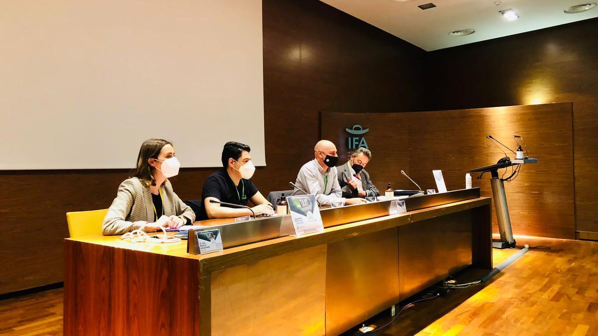 Un momento de la reunión, que ha tenido lugar en IFA hoy entre los taxistas y la edil Esther Díez