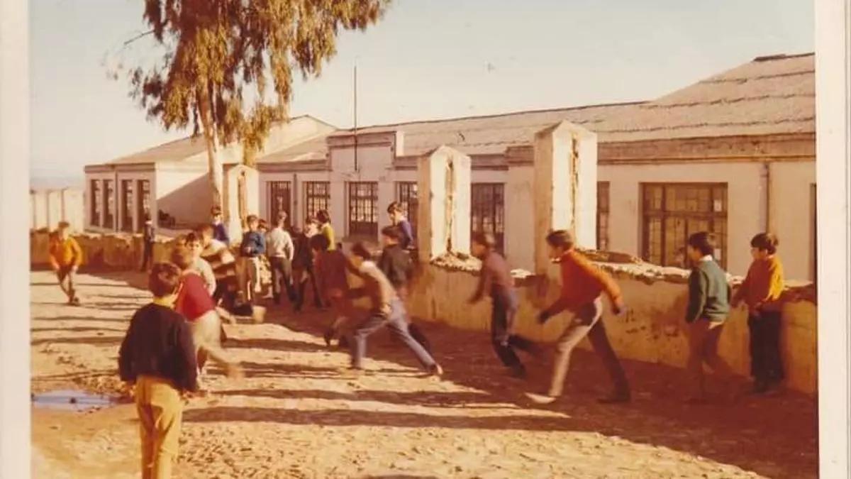 Chavales juegan al fútbol durante el recreo en el antiguo colegio del Madruelo de Cáceres.