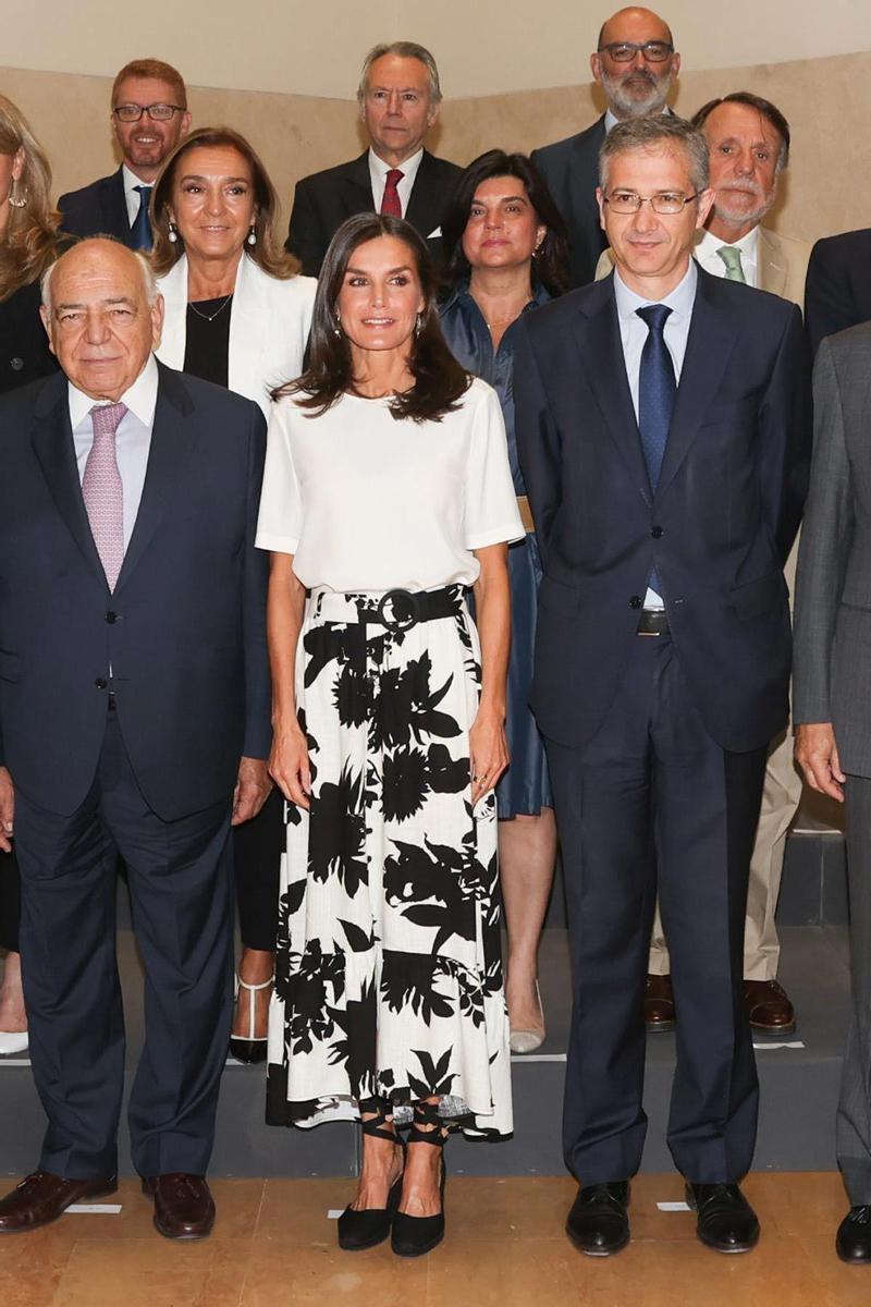 La reina Letizia con blusa de Adolfo Domínguez y falda estampada de estreno en una reunión con la Fundación Fad Juventud