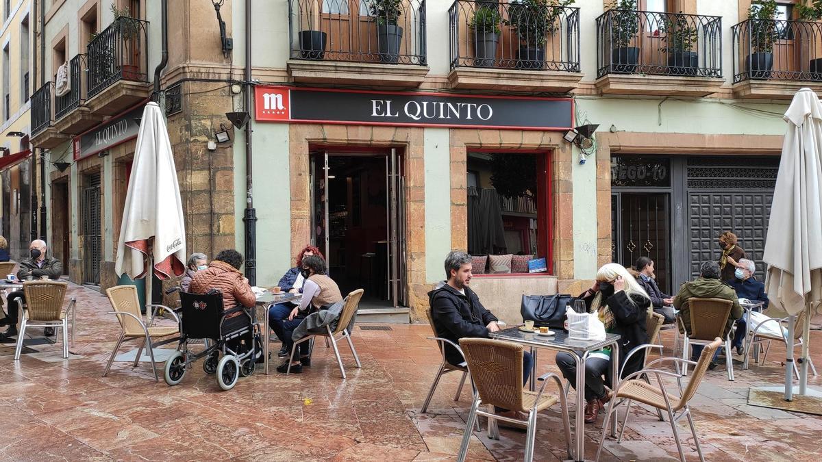 Archivo - Terrazas de hostelería en Oviedo con personas con mascarilla en las mesas.