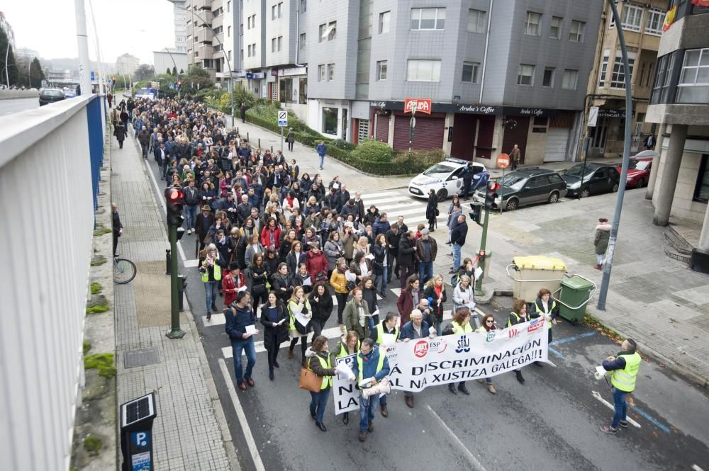 Centenares de funcionarios de la Administración de Justicia han marchado por las calles de A Coruña y otras ciudades gallegas para reivindicar mejoras salariales y sociales.