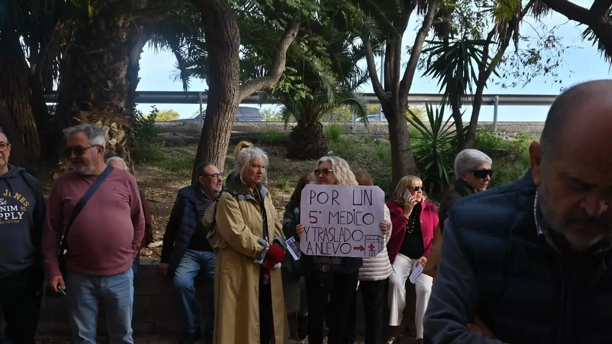 La derivación a la privada y las listas de espera se cuelan en la protesta por un quinto médico en San Gabriel