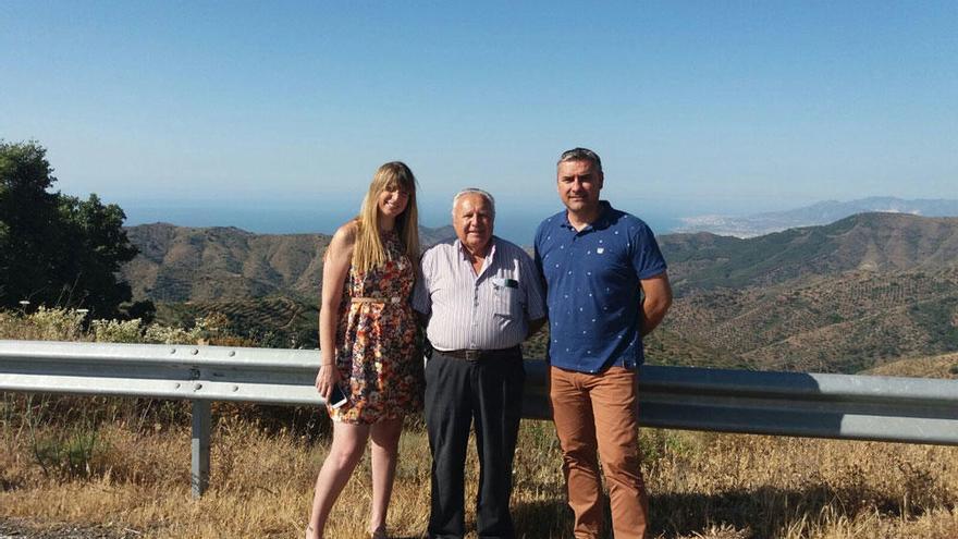 Estefanía Martín y Antonio Yuste, con José Martín en Los Montes.