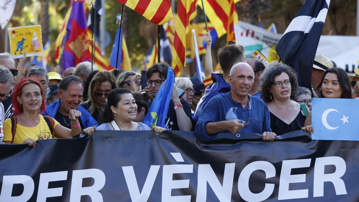 Teilnehmer an der Demonstration zur Diada de Catalunya am 11.9.2022 in Barcelona. 3.v.re.: der Liedermacher Lluís Llach.
