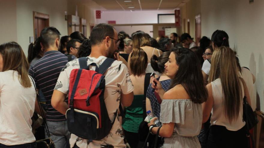 Colas para entrar a la prueba de oposición en el edificio Rector Loustau de Murcia.