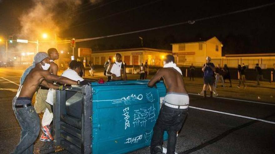 Ferguson sufre la noche más dura de disturbios pese al amplio despliegue policial