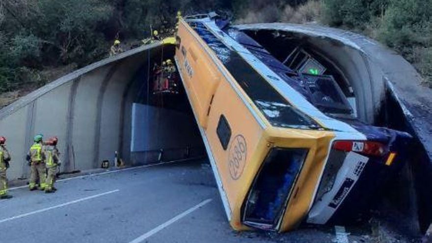 L'autobús bolcat a la C-32, amb els serveis d'emergències treballant al lloc