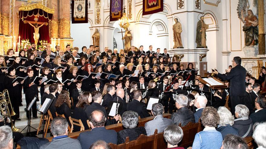 Noventa voces y la banda de la Filarmónica Alteanense dan un concierto pro restauración del templo parroquial