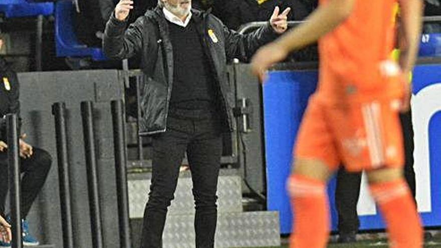 Anquela gesticula en la banda de Riazor durante el partido entre el Deportivo y el Oviedo.