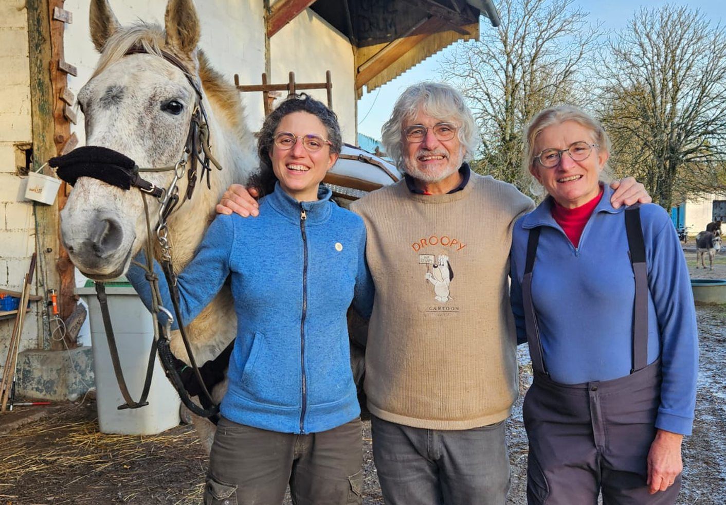 Marie Sonnois posa con su padre, su madrina y su compañera de viaje Zambomba.