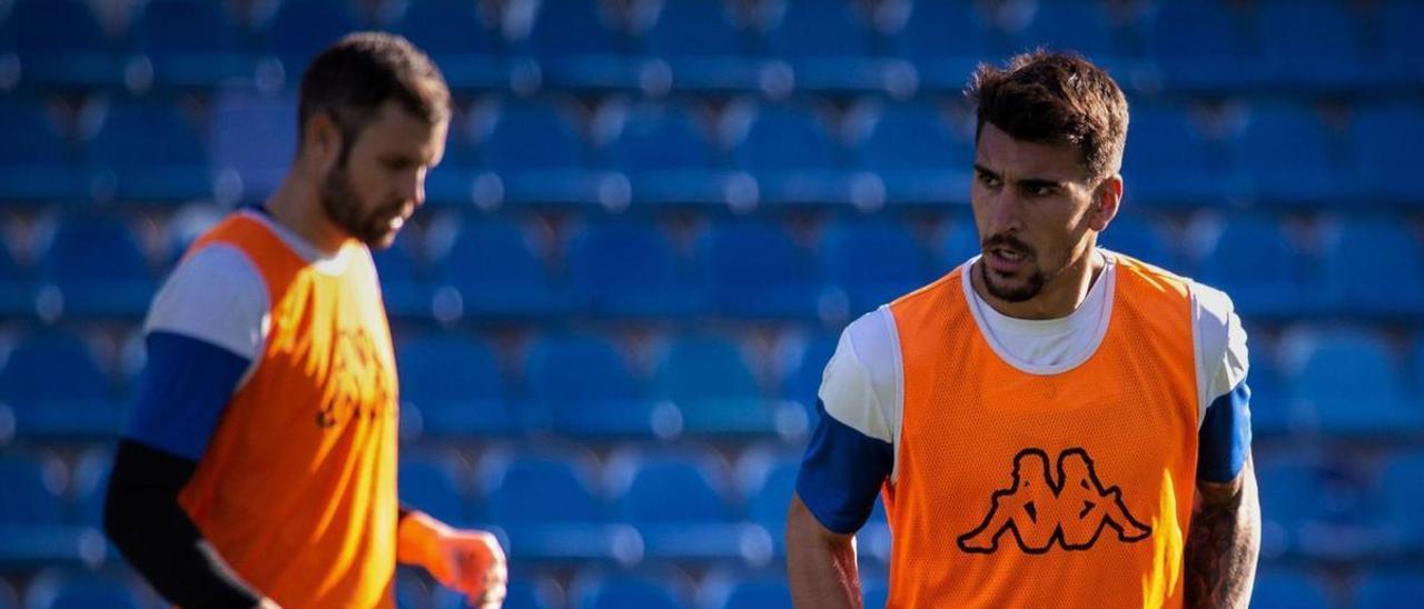 Diego Jiménez, a la derecha,
durante un entrenamiento
en el Rico Pérez. hcf