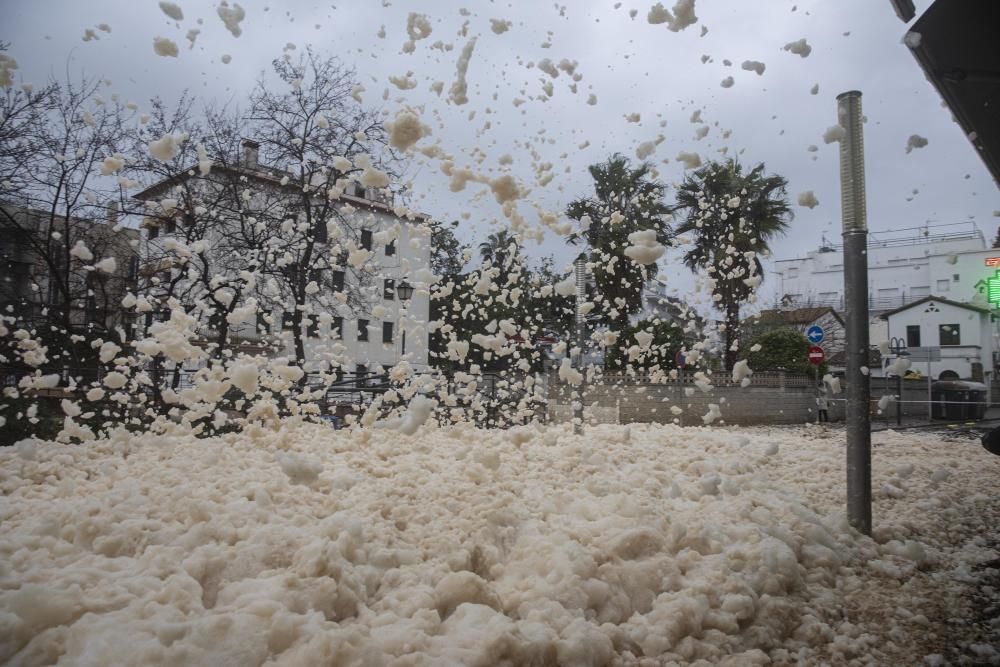 El temporal omple d'escuma de mar carrers de Tossa de Mar